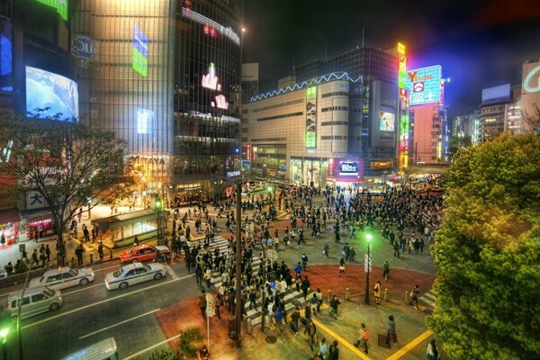 Cidade noturna em uma movimentada passagem de pedestres