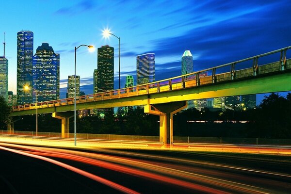 Photo de nuit de l autoroute et des gratte-ciel de la ville