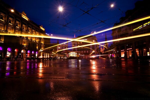 Lumières de la ville de nuit. Réflexion des lumières