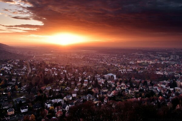 Coucher de soleil dans la métropole urbaine