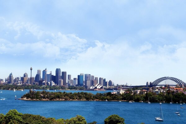 große Stadt. Skyline. Blauer Himmel