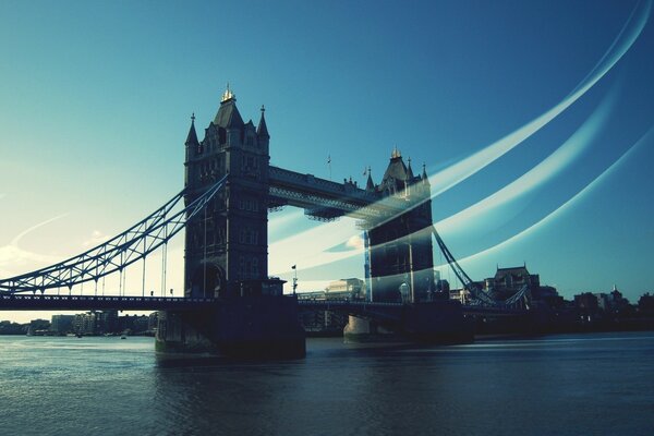 Ciel bleu et océan sous le pont