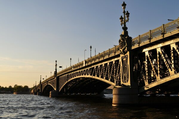 Яркое солнце освещает мост