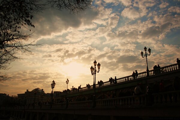 Noche puesta de sol hermoso cielo linternas gente caminando