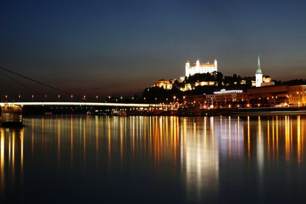 Noite tranquila e tranquila sob a ponte