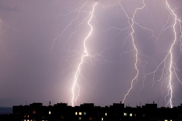 Cielo fulmine temporale prima della pioggia luce nelle case