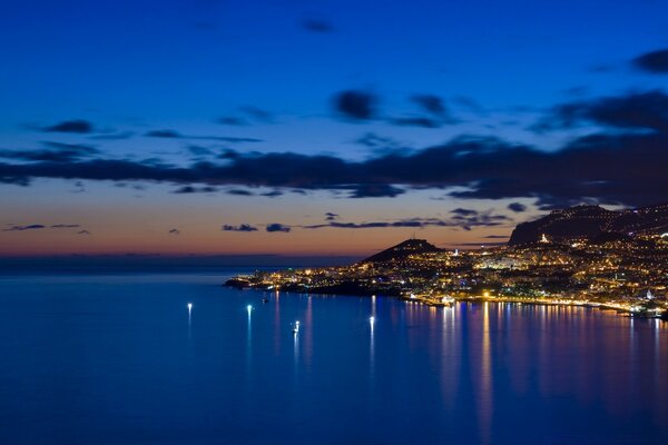 夜晚和灯光，大海和天空