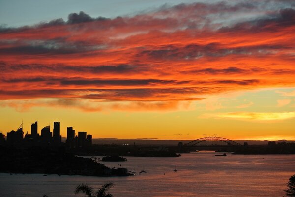 Cidade noturna. Belo pôr do sol vermelho