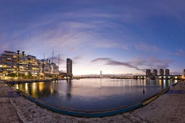 Stadt am Meer Wolkenkratzer Himmel Wasser