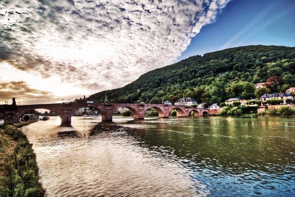 Pont ancien sur une rivière dangereuse