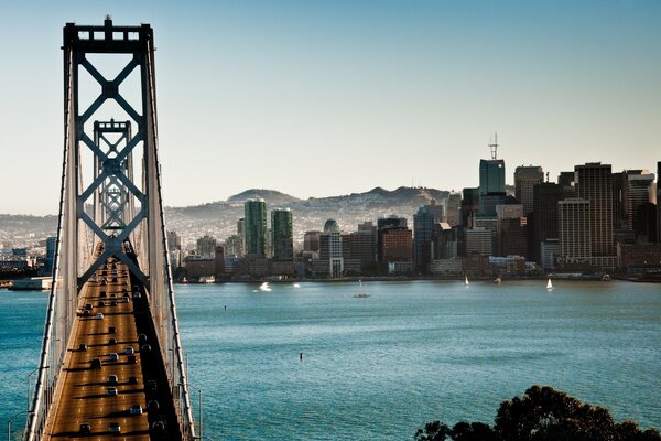 Puente colgante desde un ángulo inusual