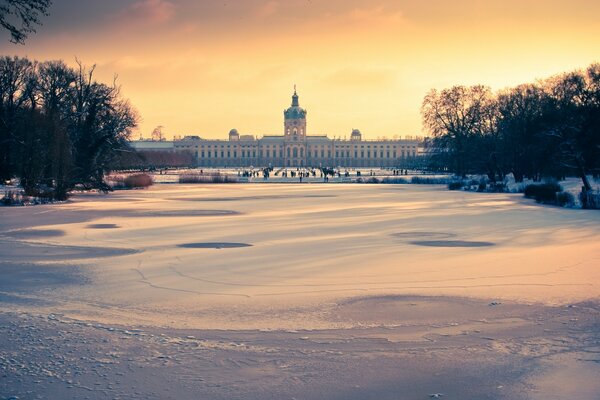 Der verschneite Platz vor dem Schlosskomplex