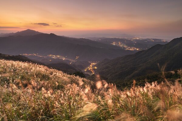 从山顶看山谷的景色