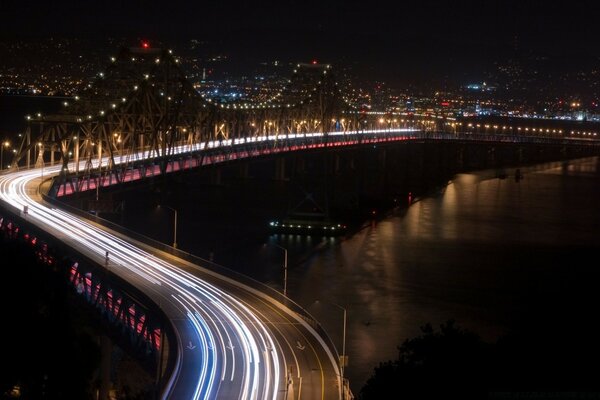 Strada notturna. Luce delle luci