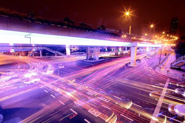 El movimiento borroso de los coches de la ciudad nocturna