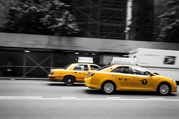 Taxi amarillo en las carreteras de la ciudad