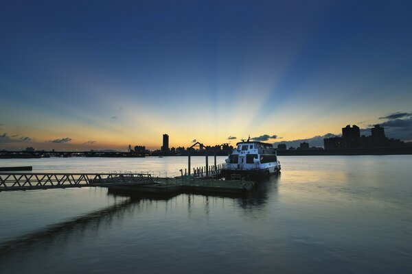 Schöner Sonnenuntergang über dem See mit Schiff