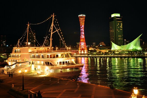 Nachtstadt und Schiff am Pier