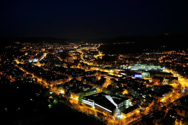 Belo panorama da cidade noturna