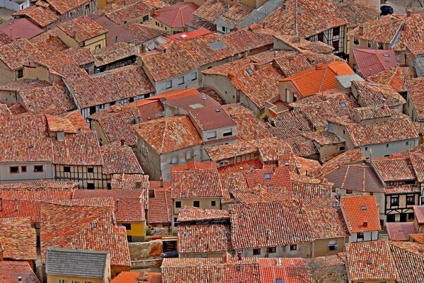 Techos rojos de casas pequeñas