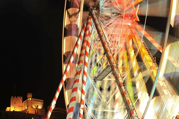 La Ruota panoramica si illumina di notte