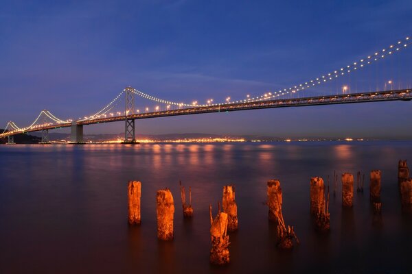 Bela noite ponte iluminação