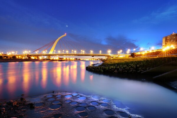 Puesta de sol urbana en el fondo del lago por la noche