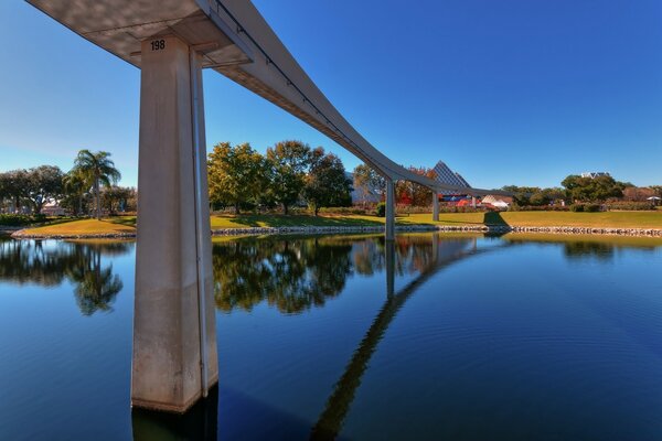 El reflejo de los árboles y el cielo en el agua