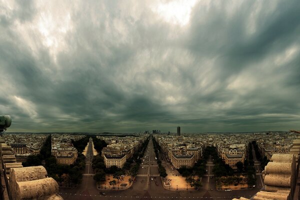 Cielo tormentoso sobre la ciudad