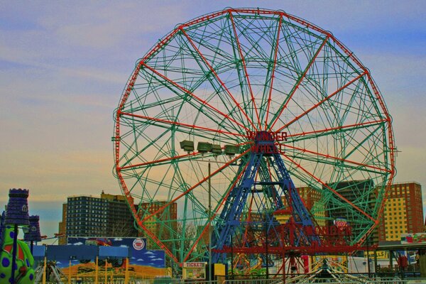 Grande roue dans le parc d attractions