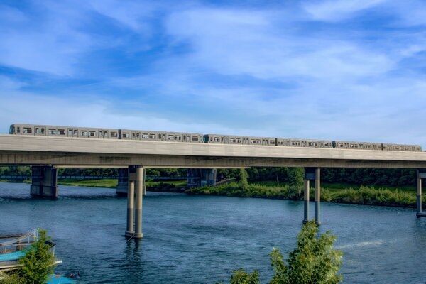 Strenge graue Betonbrücke