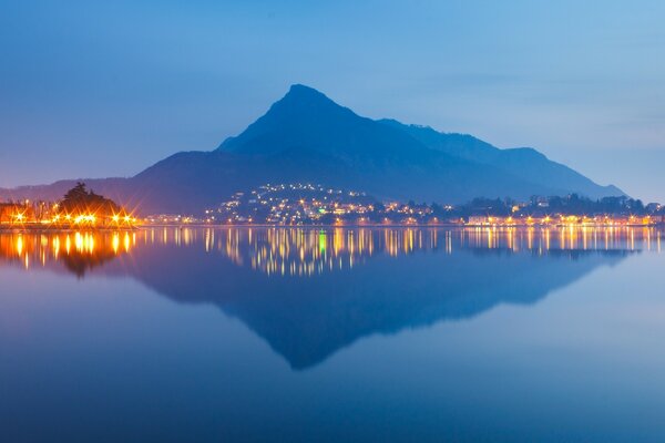 Reflet de la montagne et les lumières de la ville dans l eau