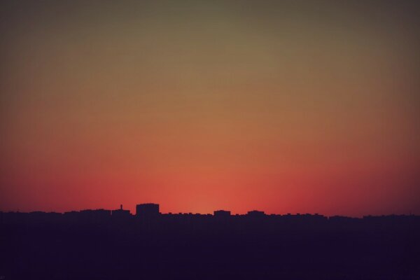 Червоний захід сонця. Будівлі вдалині
