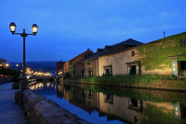 Casa vicino all acqua. Bella lanterna