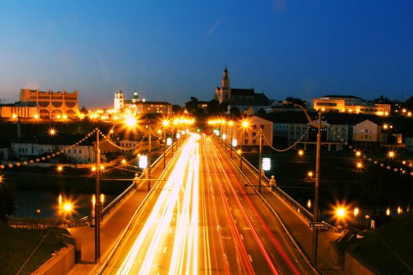 Camino vacío en la ciudad de la noche