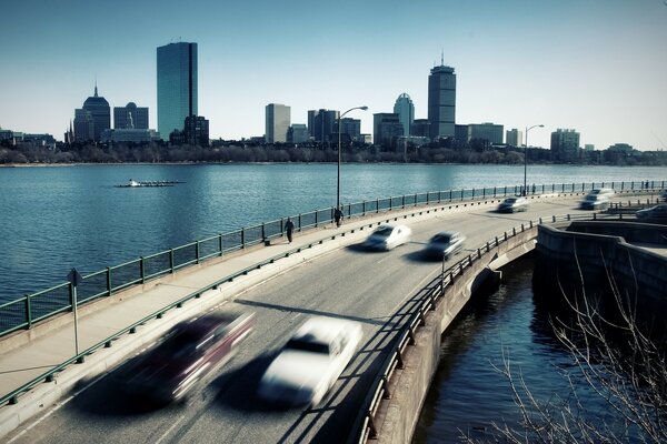 Circulation automobile sur le pont de la ville