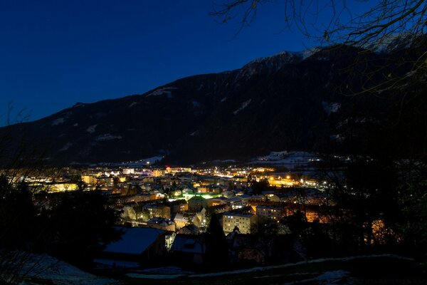 Ville principale dans la nuit