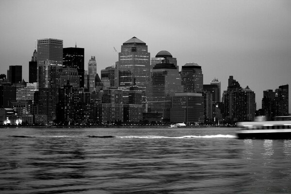 Arquitectura en blanco y negro vista desde el agua