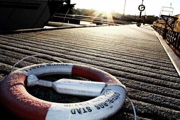 El salvavidas se encuentra en el muelle