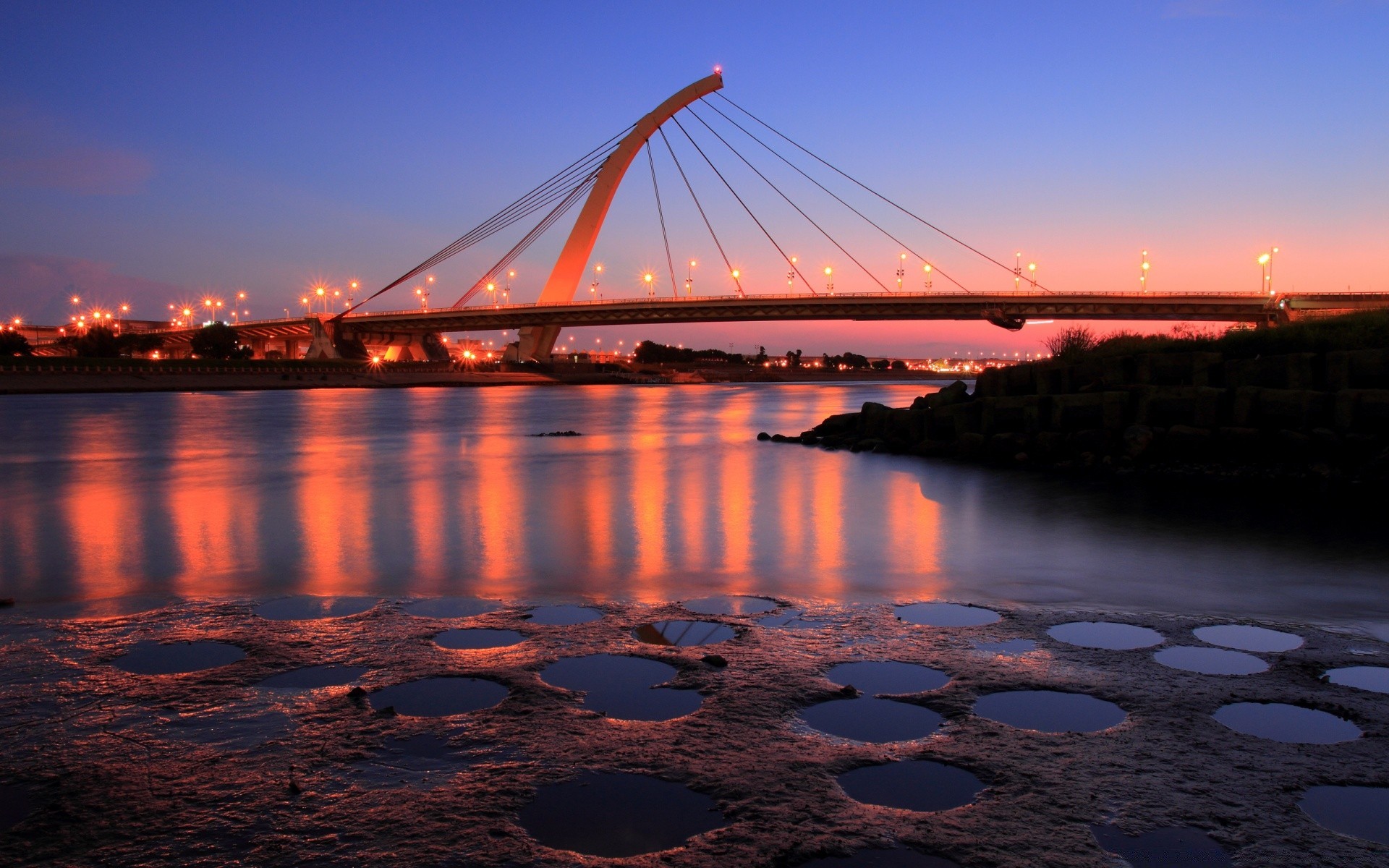 其他城市 桥梁 水 城市 日落 河流 建筑 旅行 晚上 海洋 城市 黄昏 运输系统 反射 吊桥 海洋