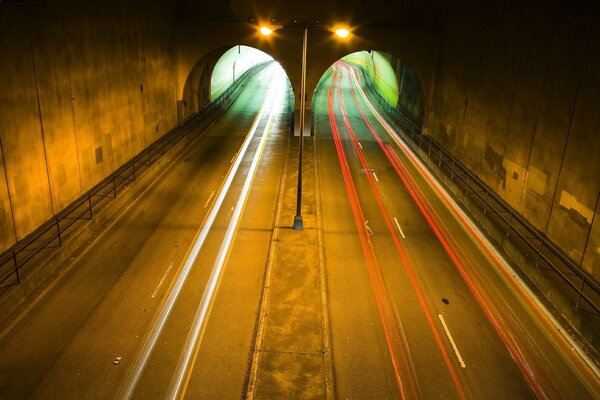 Túnel de carretera iluminado por linternas