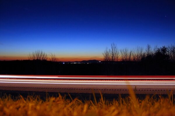 Nächtliche Autobahn mit einer Spur aus Lichtern