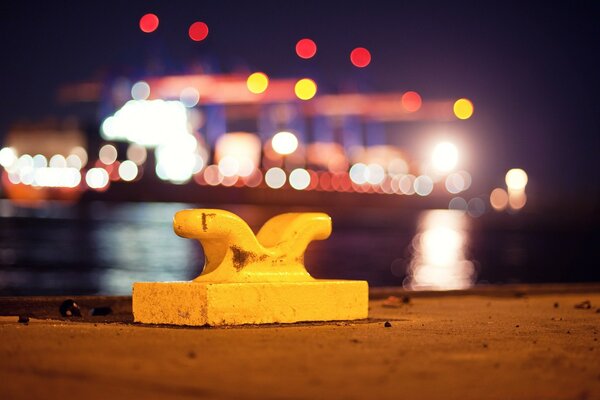 Figura de hormigón en la playa de la noche