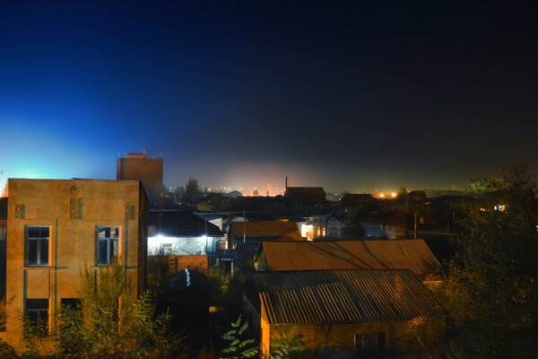 Céu escuro sobre a cidade noturna