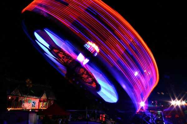 Il festival è notturno. Musica. Bella città. Luce