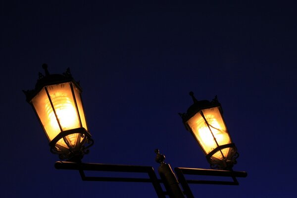 Лампе светят и освещают твой жизненный путь
