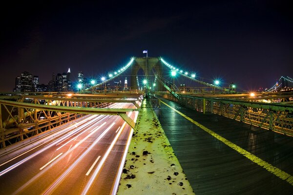 Puente nocturno con autopista y vía peatonal