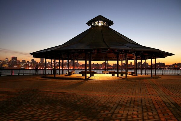 Großer Pavillon am späten Abend am Wasser