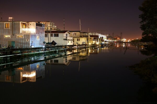 La ciudad nocturna se refleja en el río