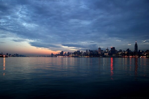 Ciudad junto al mar. Cielo azul